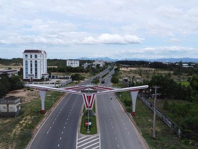 Đường Hùng Vương, TP. Tuy Hòa đang thu hút nhiều dự án bất động sản. Ảnh: Phước Tuần.