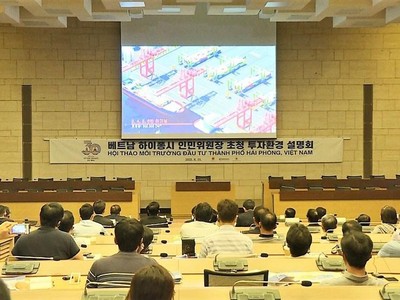 Hội nghị Xúc tiến đầu tư với các doanh nghiệp Hàn Quốc tại Seoul, Hàn Quốc.