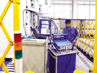 Sản xuất tại Công ty ABB chuyên về công nghệ điện lực và tự động hóa. Ảnh: Đức Thanh