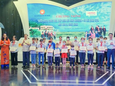 Tại chương trình năm nay, Ban Tổ chức đã trao 380 suất học bổng tặng học sinh có hoàn cảnh khó khăn, học sinh là con thương, bệnh binh, gia đình liệt sĩ trên địa bàn tỉnh.