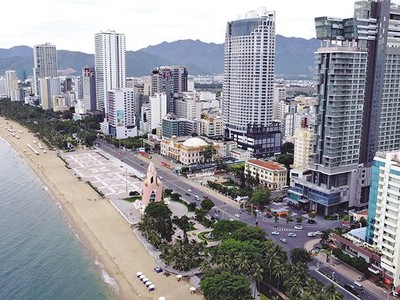 Tòa nhà Panorama Nha Trang (ngoài cùng, bên phải) nằm ở vị trí đắc địa