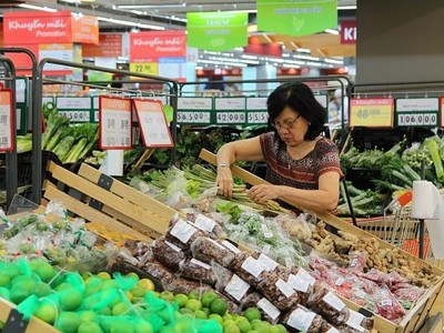 Các nhà bán lẻ cam kết cung ứng ra thị trường nhiều mặt hàng chất lượng với giá ổn định cùng nhiều ưu đãi. (Ảnh: Việt Dũng)