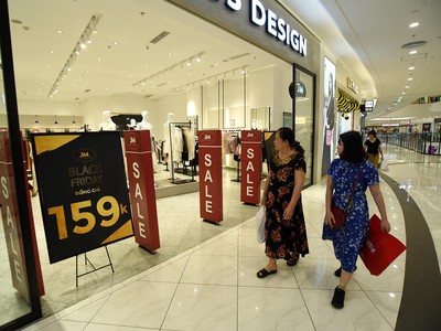 Sức ép từ việc hạn chế chi tiêu của người dân lên các doanh nghiệp bán lẻ ngày một lớn. Ảnh: Dũng Minh