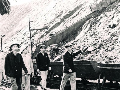 Bác Hồ thăm Nhà máy Than Cẩm Phả (Quảng Ninh). Ảnh: TTXVN