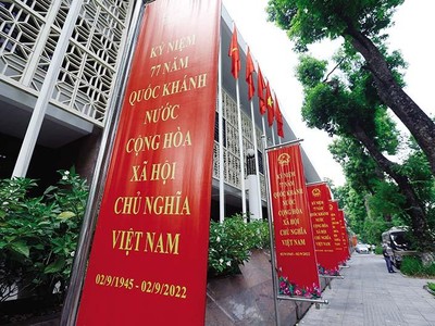 Không chỉ Hà Nội, mà TP.HCM và khắp dọc dài đất nước, đâu đâu trong những ngày Thu này cũng rạng rỡ cờ hoa. Ảnh: Đức Thanh