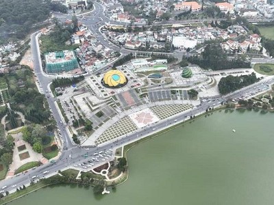 Quảng trường Lâm Viên nằm cạnh hồ Xuân Hương, Đà Lạt, tỉnh Lâm Đồng thu hút nhiều du khách đến tham quan, chụp ảnh lưu niệm. Ảnh: P.V