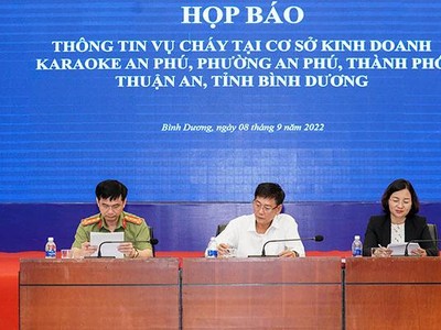 Ông Mai Hùng Dũng (ngồi giữa) Phó chủ tịch UBND tỉnh Bình Dương chủ trì họp báo