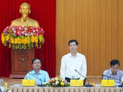 Đối với dự án Cảng hàng không Quảng Trị, Bí thư Tỉnh ủy Lê Quang Tùng đề nghị đơn vị tư vấn tiếp thu ý kiến của các đồng chí trong Ban thường vụ Tỉnh uỷ, ý kiến của các chuyên gia để nghiên cứu điều chỉnh phù hợp nhất các nội dung liên quan trước khi trình hội đồng thẩm định liên ngành Trung ương và Bộ Giao thông Vận tải thẩm định hồ sơ Báo cáo nghiên cứu khả thi dự án…