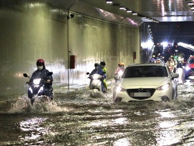 Hầm chui Điện Biên Phủ bị ngập dù đã đầu tư hệ thống máy bơm trị giá 7 tỷ đồng. Ảnh: Hà Nam