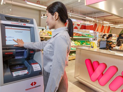 Khách hàng nộp tiền và rút tiền tại hệ thống CDM thế hệ mới của Techcombank bên trong cửa hàng WIN