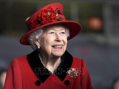 Nữ hoàng Anh Elizabeth II tới dự một sự kiện của tàu sân bay mang tên bà HMS Queen Elizabeth ở Portsmouth, phía Nam vùng England, ngày 22/5/2021. Ảnh tư liệu: AFP/TTXVN