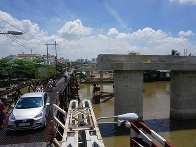 Cầu Long Kiểng, huyện Nhà Bè xây xong trụ cầu thì tạm dừng vì không có mặt bằng