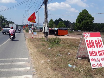 Quảng cáo rao bán đất nền tại huyện Long Thành. Ảnh: Việt Dũng