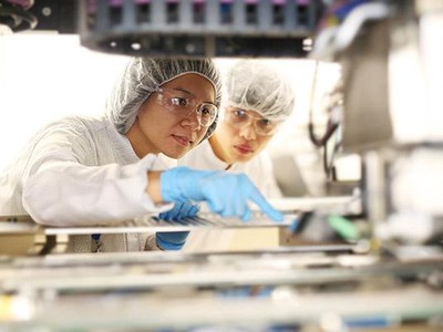 Sản xuất chip của Công ty Intel tại Khu công nghệ cao TP.HCM - Ảnh: Lê Toàn