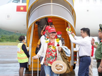 Phó Chủ tịch tỉnh Kiên Giang Lê Quốc Anh (áo trắng, cà vạt xanh), Giám đốc Sở Du lịch Kiên Giang Bùi Quốc Thái (áo trắng, cà vạt đen) cùng Giám đốc Điều hành Vietjet Đinh Việt Phương (áo đỏ) tham gia lễ đón và tặng hoa du khách trên chuyến bay từ quốc gia 1,4 tỷ dân Ấn Độ tới với Phú Quốc.