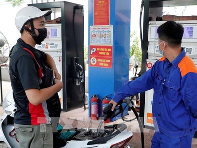 Mua bán xăng dầu tại cửa hàng kinh doanh xăng dầu thuộc Tập đoàn xăng dầu Việt Nam (Petrolimex). Ảnh: Trần Việt - TTXVN