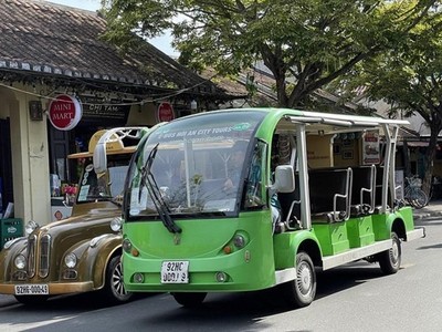 Quảng Nam thí điểm vận chuyển hành khách du lịch bằng xe điện 4 bánh trên địa bàn TP.Hội An vào năm 2019. Ảnh: T.C