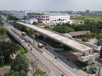 Dự án xây dựng cầu Tăng Long (TP. Thủ Đức) thi công xong phần cầu rồi "đắp chiếu" vì vướng mặt bằng hai đầu cầu. Do chậm giải tỏa mặt bằng dự án tăng tổng mức đầu tư từ 450 tỷ đồng lên hơn 688 tỷ đồng