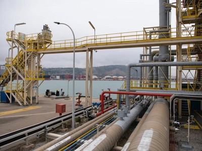 Đường ống dẫn khí của Nhà máy khí LNG Enagás tại cảng Barcelona, Tây Ban Nha. Ảnh: AFP