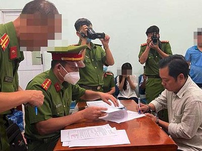 Cơ quan cảnh sát điều tra Công an tỉnh Bình Dương bắt tạm giam ông Lê Anh Xuân (áo xám bên phải) chủ quán karaoke An Phú 