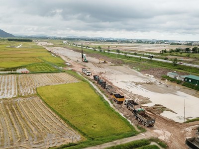 Thi công cao tốc Bắc - Nam đoạn Diễn Châu - Bãi Vọt.