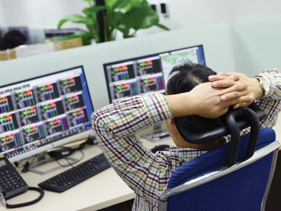 Nhiều nhà đầu tư không giấu nổi tâm lý chán nản khi thị trường “lình xình” kéo dài