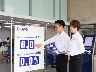 Dự báo, lãi suất tiền gửi bình quân kỳ hạn 12 tháng của các ngân hàng thương mại sẽ tăng lên mức 6,1 - 6,3%/năm vào cuối năm 2022. Ảnh: Dũng Minh