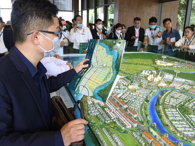 Thiếu vốn triển khai dự án, thủ tục pháp lý vướng mắc… khiến nguồn cung nhà ở ngày càng khan hiếm. Ảnh: Lê Toàn