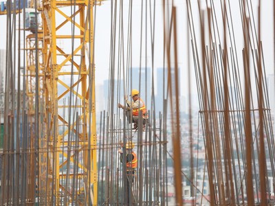 Môi trường lao động khắc nghiệt, nhưng thu nhập kém cạnh tranh khiến ngành xây dựng kém sức hút. Ảnh: Dũng Minh 