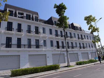 Tín dụng bị “siết” ảnh hưởng trực tiếp tới thanh khoản thị trường địa ốc. Ảnh: Dũng Minh