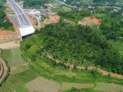 Phần lớn đoạn tuyến cao tốc Hữu Nghị - Chi Lăng vẫn dang dở dù triển khai thi công từ 2 năm qua.