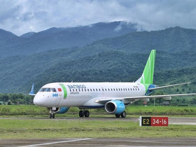 Một tàu bay phản lực Embraer của Bamboo Airways hạ cánh đón khách tại sân bay Điện Biên.