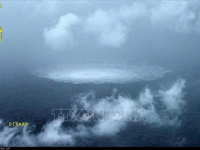 Khói bốc lên từ khu vực rò rỉ của hệ thống đường ống dẫn khí đốt Nord Stream 1 trên biển Baltic, gần đảo Bornholm (Đan Mạch). Ảnh: AFP/TTXVN