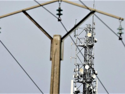 Một cột ăng ten điện thoại di động phía sau cột điện ở Tilloy-les-Cambrai, Pháp ngày 23/9. Ảnh: Reuters