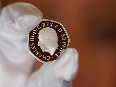 Hình ảnh chân dung Vua Charles III sẽ xuất hiện trên các đồng 50 xu. Ảnh: REUTERS