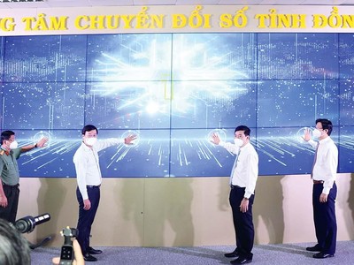 Lãnh đạo tỉnh Đồng Tháp thực hiện nghi thức khai trương Trung tâm Chuyển đổi số của tỉnh. Ảnh: Văn Khương