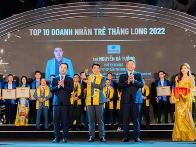 Ban tổ chức trao giải thưởng Doanh nhân trẻ Thăng Long tới 10 cá nhân tiêu biểu và Tuyên dương Top 30 Doanh nhân trẻ Thủ đô tiêu biểu