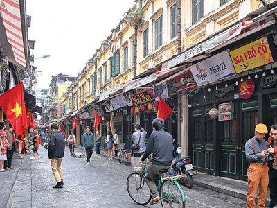Du khách quốc tế đã xuất hiện trở lại trên phố cổ Hà Nội.