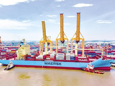 Về lý thuyết, tỷ giá tăng sẽ có lợi cho doanh nghiệp xuất khẩu, song hầu hết doanh nghiệp xuất nhập khẩu tại Việt Nam đang chịu ảnh hưởng tiêu cực vì tỷ giá tăng. Trong ảnh: Vận chuyển hàng hóa tại cảng Đình Vũ (Hải Phòng). Ảnh: Minh Hoàng