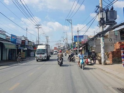 Quốc lộ 50 đoạn qua huyện Bình Chánh, TP.HCM hiện chỉ có 2 làn xe nên thường xuyên xảy ra ùn tắc vào giờ cao điểm