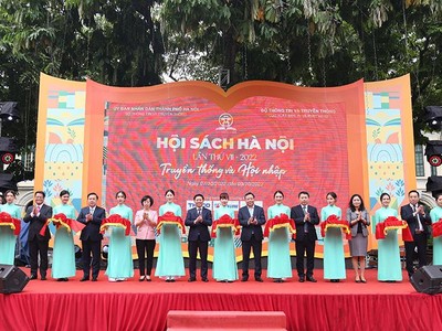 Các đại biểu cắt băng khai mạc Hội Sách Hà Nội lần thứ VII năm 2022.