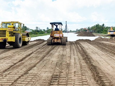 Thi công cao tốc Mỹ Thuận - Cần Thơ.