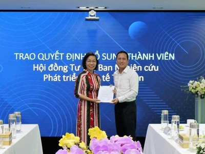 Bà Hà Thu Thanh nhận quyết định trở thành thành viên của Ban Nghiên cứu phát triển kinh tế tư nhân