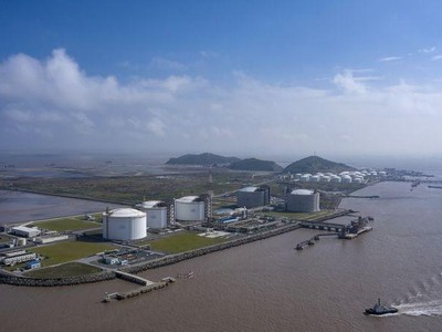 Một trạm lưu trữ LNG tại cảng nước sâu Yangshan, Thượng Hải, Trung Quốc. Ảnh: Bloomberg