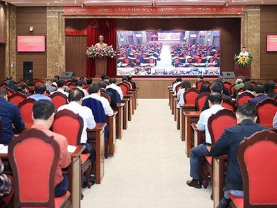 Hơn 33.000 đại biểu đã tham dự hội nghị thông báo kết quả Hội nghị Trung ương 6 do Ban Thường vụ Thành ủy Hà Nội tổ chức. (Ảnh: Phạm Hùng)