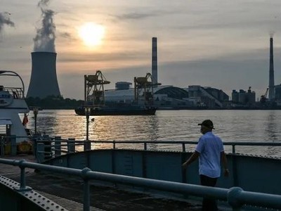 Nhập khẩu LNG của Trung Quốc giảm mạnh tới 59%. Ảnh: AFP