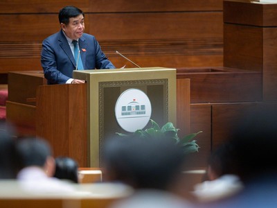 Bộ trưởng Bộ Kế hoạch và Đầu tư đã trình bày Tờ trình của Chính phủ về Dự án Luật Hợp tác xã (sửa đổi) trong phiên làm việc chiều 22/10