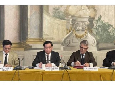 Chủ tịch UBND tỉnh Thái Bình Nguyễn Khắc Thận cùng lãnh đạo Thương vụ Việt Nam tại Italy và Liên đoàn giới chủ Toscana chủ trì buổi hội thảo