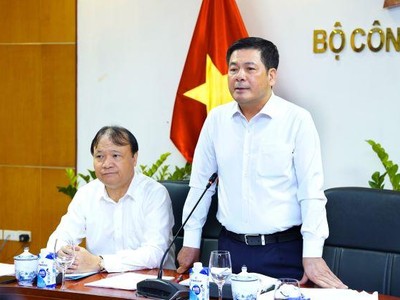 Bộ trưởng Nguyễn Hồng Diên chủ trì cuộc họp với các doanh nghiệp đầu mối tìm giải pháp đảm bảo nguồn cung xăng dầu.