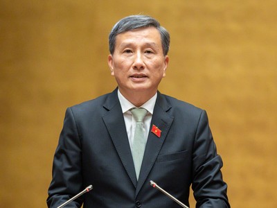 Chủ nhiệm Ủy ban Khoa học, Công nghệ và Môi trường Lê Quang Huy báo cáo Quốc hội trong phiên làm việc đầu giờ sáng 25/10